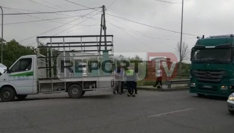 AKSIDENT NË AKSIN ELBASAN-METALURGJI/ Kamioni përplas kamionçinën që transportonte pasqyra