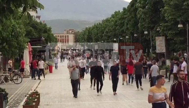PEDONALJA E BERATIT MBUSHET NGA BANORËT/ Shëtisin të qetë pa maska e ngjitur me njëri-tjetrin