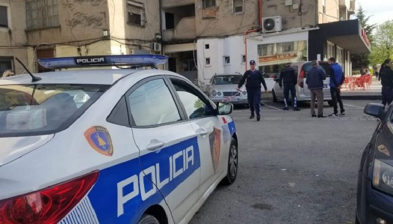 SHERR MES FEMRAVE NË DURRËS/ Kanosi me armë zjarri fqinjën për një vend parkimi, arrestohet 57-vjeçarja