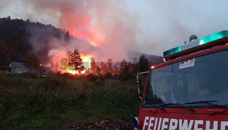 ZJARR I FUQISHËM NË MIRËDITË/ Era e fuqishme dhe terreni malor përkeqësojnë situatën
