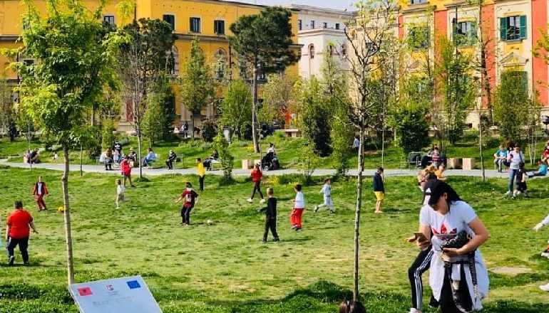FUNDJAVA E PENSIONISTËVE DHE PRINDËRVE ME FËMIJË/ Në zonat e gjelbra nga e hëna nuk ka kufizime lëvizje