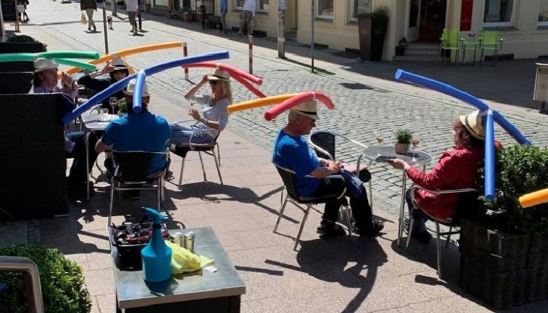 KORONAVIRUSI/ Mënyra e re gjermane për të ruajtur distancimin fizik në Bar-Kafe (FOTO)