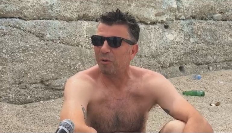 NË VLORË QYTETARËT NUK I REZISTOJNË DETIT/ Lahen edhe pse është e ndaluar: Rrimë një gjysmë ore e largohemi