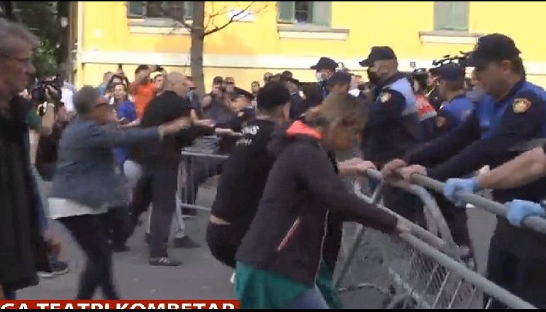 SHEMBET TEATRI KOMBËTAR/ Tensionohet situata. Përplasje mes policisë dhe qytetarëve, tentohet të çahet gardhi metalik