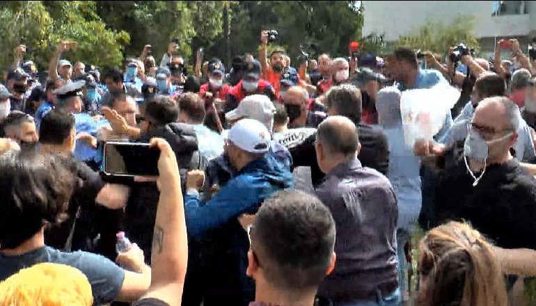 SHEMBJA E TEATRIT KOMBËTAR/ Grushte dhe dhunë fizike mes policisë dhe qytetarëve
