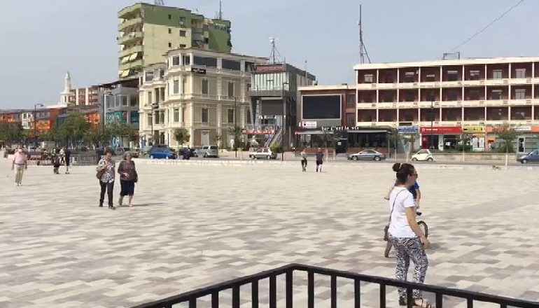NË FIER LËVIZJE TË REDUKTUARA/ Qytetarët presin që qeveria ta shpallë rrethin zonë të gjelbër