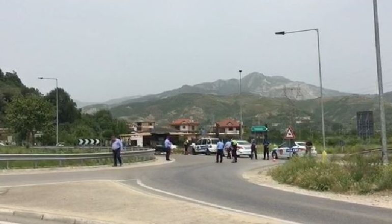 POLICIA POSTOBLLOK NË RROTULLIMIN E BRADASHESHIT/ Ndalon simpatizantët e PD-së dhe Luçiano Boçin të nisur drejt Tiranës