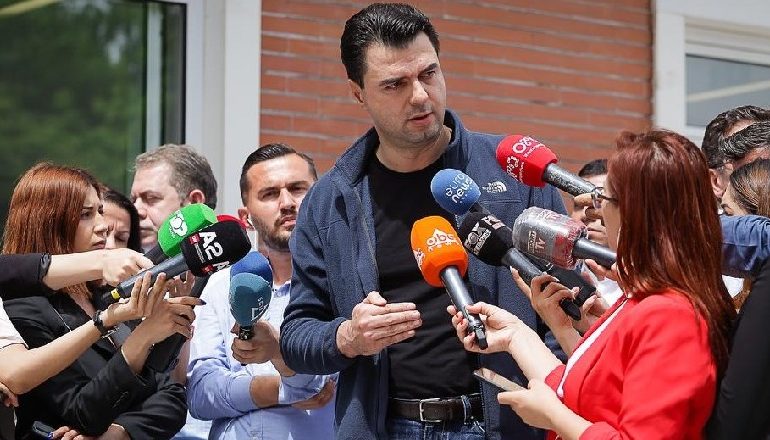 DO TË HYSH NË ZGJEDHJE ME RAMËN KRYEMINISTËR? Basha përplaset me gazetarët: Ai rrëzohet veç me votë, më lini se kam gjithë natën pa gjumë (VIDEO)