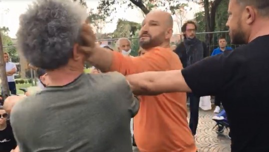SHEMBJA E TEATRIT/ Shtyrje dhe shuplaka. Sherr mes protestuesve (VIDEO)