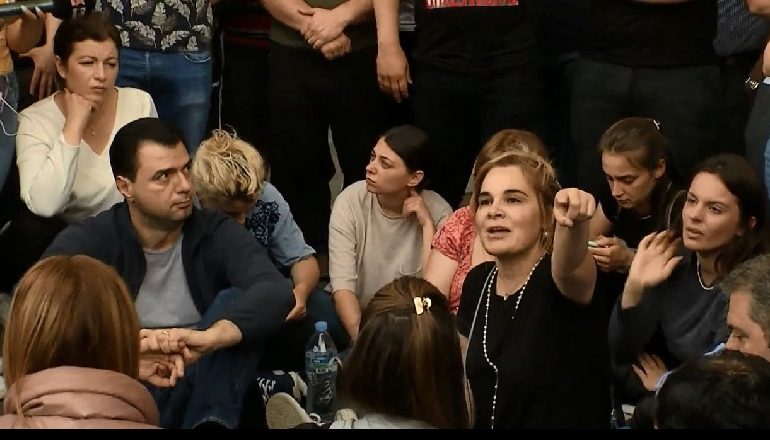 SHEMBJA E TEATRIT/ Fadromat zunë në befasi opozitën: Basha ishte në gjumë, Monika ishte vetëm