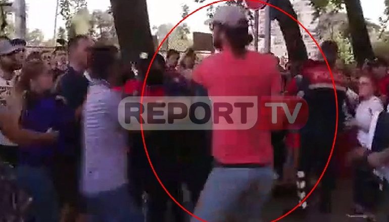 SHEMBJA E TEATRIT/ Ja si protestuesi qëlloi efektivin e policisë (VIDEO)