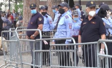 SHEMBJA E TEATRIT/ Instalohet kordoni i policisë te Pedonalja."Dominojnë" vajza, të gjithë me maska
