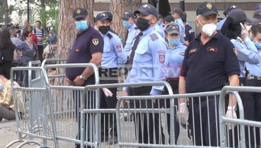 SHEMBJA E TEATRIT/ Instalohet kordoni i policisë te Pedonalja.”Dominojnë” vajza, të gjithë me maska