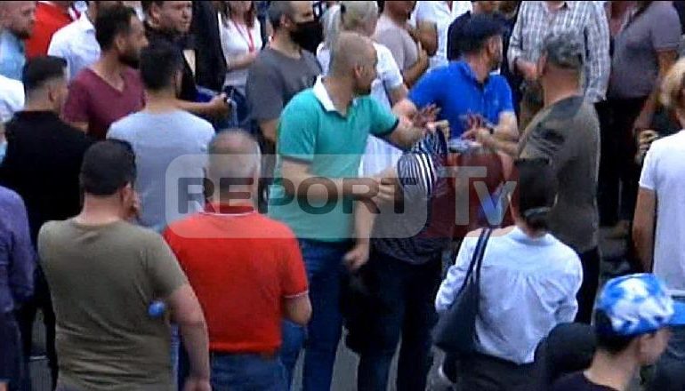 SHEMBJA E TEATRIT/ Hodhi shashka në tubim, militantët e PD i hedhin xhupin në kokë dhe e dëbojnë (VIDEO)