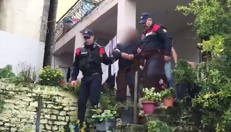 OPERACIONI ANTI-DROGË NË KUKËS/ 22 të arrestuar, mes tyre efektiv policie (EMRAT)