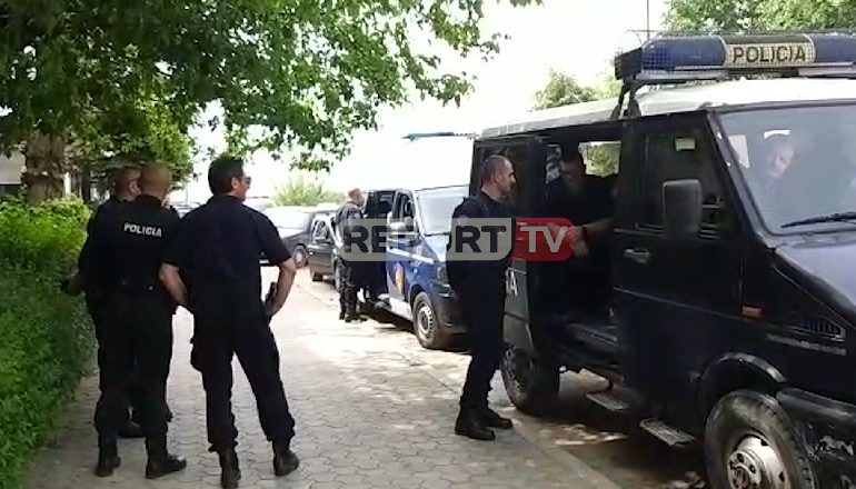 PËRGJIMET/ Kreu i “bandës” në Kukës: Më gjej një mik për prokuroren…! “Hajde në zyrë se është gruaja e filanit”