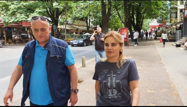 TEATRI/ Me teatrin “veshur”, Kryemadhi niset drejt protestës, e shoqëron vetëm Vasili