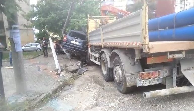 TRE AKSIDENTE NË ELBASAN/ Në Mirakë përplasen tre automjete, dy persona në spital