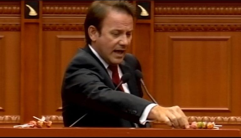 NXORI LËPIRËSET NË FOLTOREN E PARLAMENTIT/ Byroja e Kuvendit përjashton për 10 ditë Ralf Gjonin