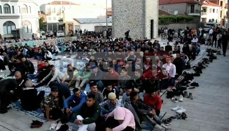 FALET NAMAZI NË KORÇË/ Besimtarët mbushin plot xhaminë