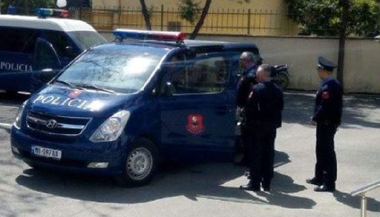 AKUZOHEN PËR VJEDHJE NË BASHKËPUNIM/ Grabën punishten e mermerit në Tepelenë, 4 të arrestuar