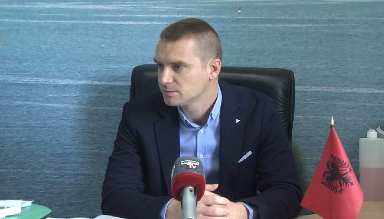 PLAZH NË KOHË COVID-19/ Bashkia Durrës: Operatorët që aplikuan në mars anulohen! Lejet për çadra merren në e-albania