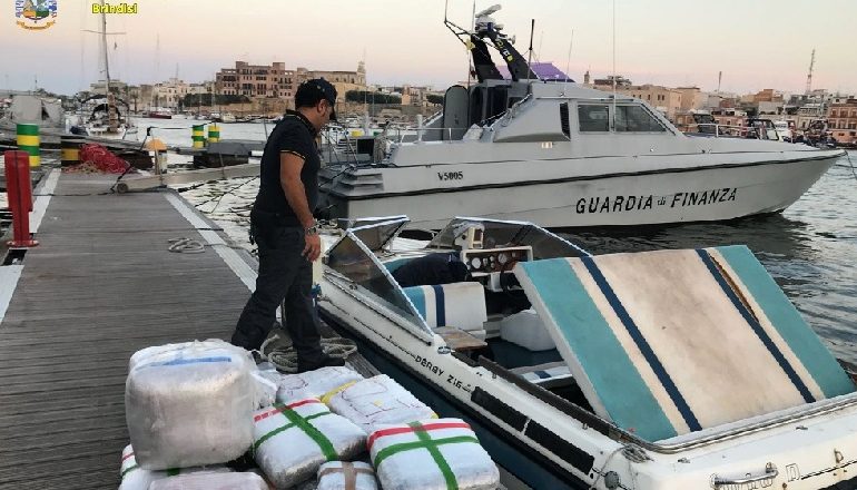 TRAFIK DROGE MES SHQIPËRISË DHE ITALISË/ Shkatërrohet grupi kriminal, 9 të arrestuar