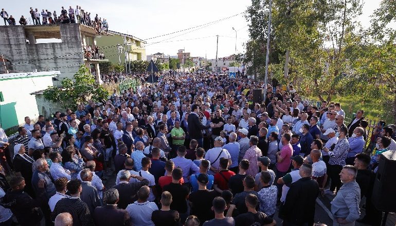 PAS GJOBËS, BASHA “SFIDON” SËRISH LIGJIN/ Bën miting në Durrës me qindra qytetarë