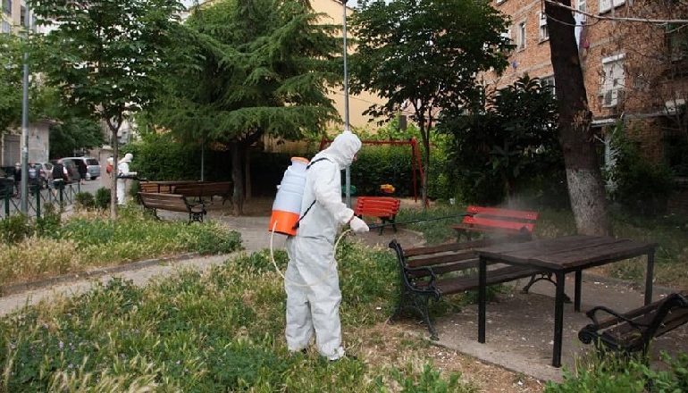 MASAT KUNDËR KORONAVIRUSIT/ Kryeqyteti bëhet gati për hapjen, dezinfektohen të gjitha parqet e fëmijëve (FOTO)