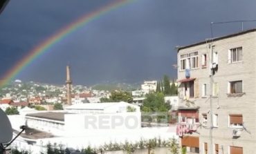 SPEKTAKOLARE/ Pas shiut, ylberi shndrit mbi Tiranë (VIDEO)