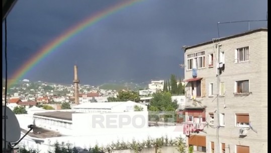SPEKTAKOLARE/ Pas shiut, ylberi shndrit mbi Tiranë (VIDEO)