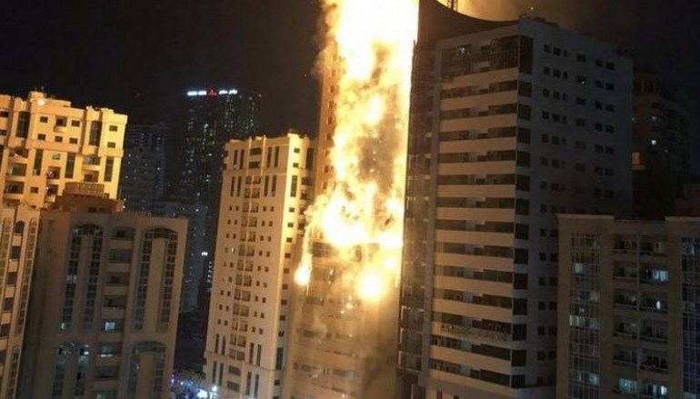E FRIKSHME/ Pallati 48 katësh shkrumbohet nga flakët, banorët ulërijnë të tmerruar (FOTO)