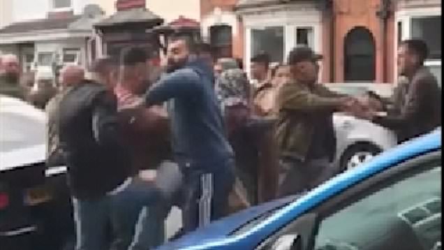 SHERR MASIV MES FAMILJARËVE NË KRUJË/ Nipat dhunojnë xhaxhanë dhe i djegin ushqimore për blegtorinë, 2 në pranga