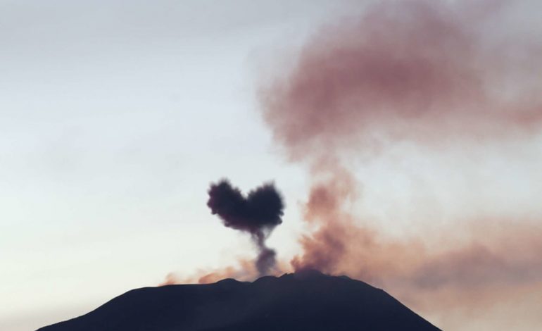 SHPËRTHEN VULLKANI ETNA NË SIÇILI/ Nga tymi në qiell formohet një zemër (FOTO)
