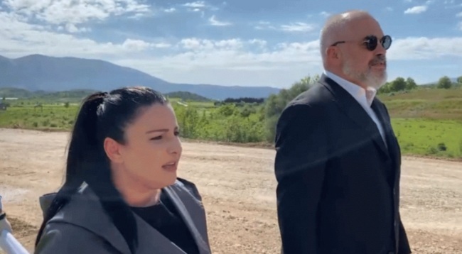 “GJITHË ZONA TURISTIKE DO TË KETË INFRASTRUKTURË…”/ Rama inspekton Byppas-in e Vlorës: Së shpejti gara ndërkombëtare për ndërtimin e Aeroportit (VIDEO)