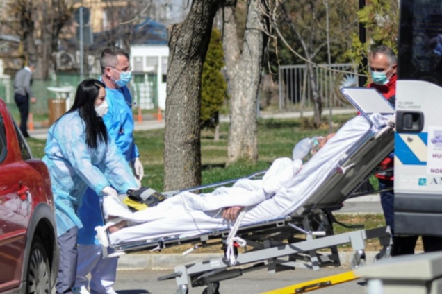 PO PRISTE TË MËSONTE NËSE ISHTE ME COVID-19/ Pacienti ndërron jetë 30 minuta pasi ishte shtruar në Infektiv