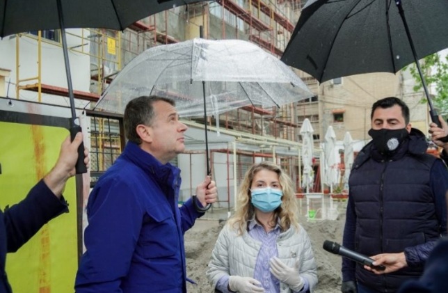 INVESTIMET NË INFRASTRUKTURË/ Balla inspekton rikonstruksionin e bllokut të banimit përgjatë unazës së Elbasanit