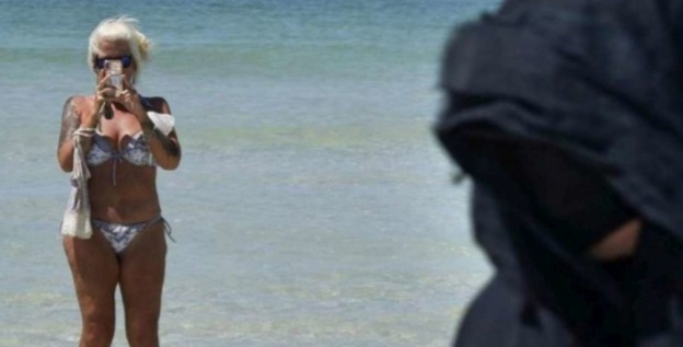 KORONAVIRUSI/ “Vdekja e zezë” paralajmëron pushuesit në plazh: Është e rrezikshme të rrini këtu (FOTOT)