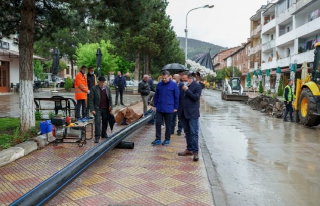VIJON PUNA PËR NDËRTIMIN E RRJETIT TË UJËSJELLËSIT NË PRRENJAS/ Balla: Nuk ishte vënë dorë që prej ndërtimit në vitet ’70