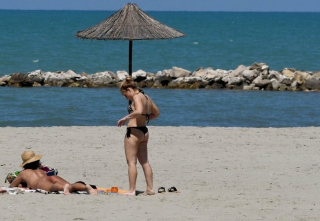 QYTETARËT “BRAKTISIN” IZOLIMIN/ E diela me diell i gjen disa prej tyre në plazh (FOTOT)