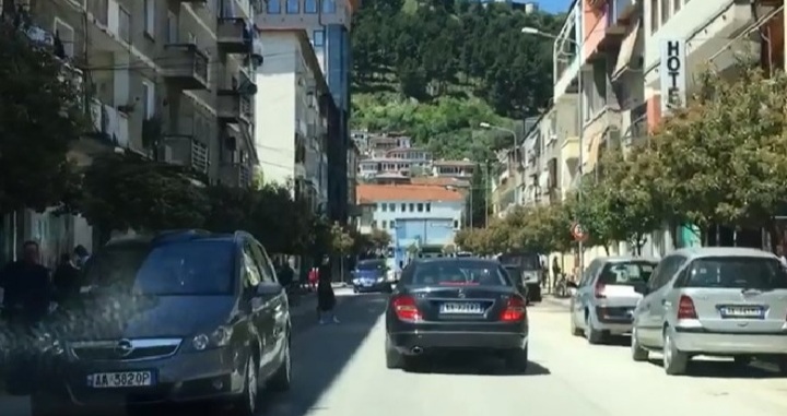 BERATI ZONË E GJELBËR/ Qytetarët harrojnë rregullat, dynden në rrugë pa mbrojtje e distancë (VIDEO)