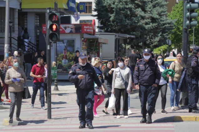 FOTOLAJM/ Si dukej Tirana sot, qytetarë me maska e doreza, por jo gjithmonë në 1 metër distancë