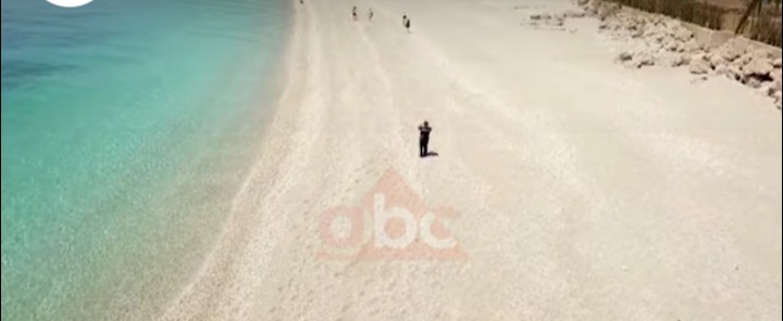 LARJA NË DET MBETET E NDALUAR/ Policia ndjek plazhistët në Drimadhes (VIDEO)