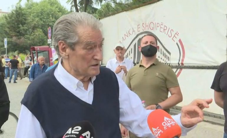 TEATRI/ Thirrja e Berishës: T’ja djegim tokën Ramës, vdekje-vdekje-vdekje, ta përmbysim me mosbindje totale civile