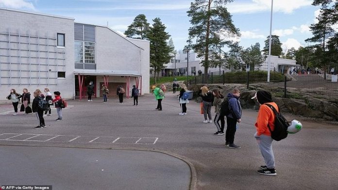 PANDEMISË I ERDHI FUNDI? Nxënësit i kthehen shkollës​ në Finlandë