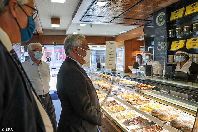 ME MASKË E ME PANTALLONA TË SHKURTRA/ Poza e presidentit portugez në supermarket bën xhiron e botës (FOTO)