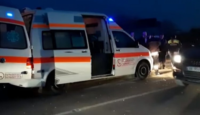 AKSIDENT NË FIER/ Ambulanca përplasjet me “Toyotën”, plagoset shoferi