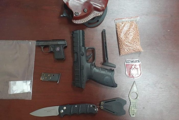 PËRDORTE EMBLEMË PËR T’IU SHMANGUR POLICISË/ Si u kap me drogë e armë në makinë “i forti” në Tepelenë. Në pranga edhe pronari (DETAJET)