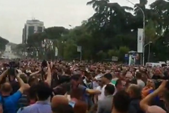 “BASHA IK, BASHA IK…”/ Teatri, protestuesit perplasen me njëri tjetrin