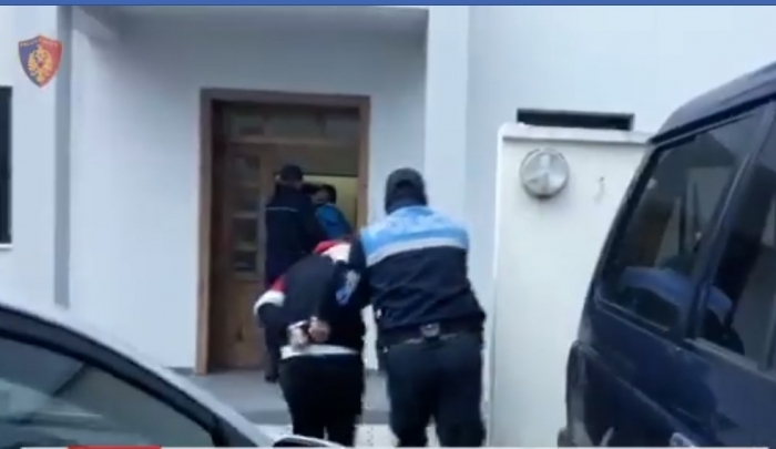 NJËRI RRAHU PËR SHKAK TË DETYRËS, TJETRI KULTIVOI DROGË/ Kapen 2 të shpallurit në kërkim në Durrës (DETAJE)